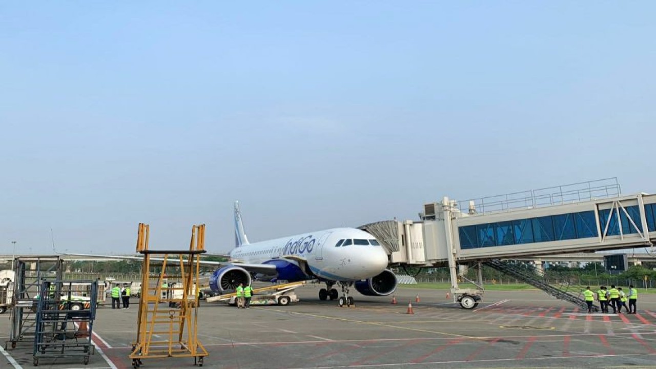Pesawat Airbus A320 IndiGo Airlines mendarat di Terminal 3 Bandara Soekarno-Hatta, Tangerang, Banten, Senin (7/8/2023). ANTARA/HO-IndiGo Airlines
