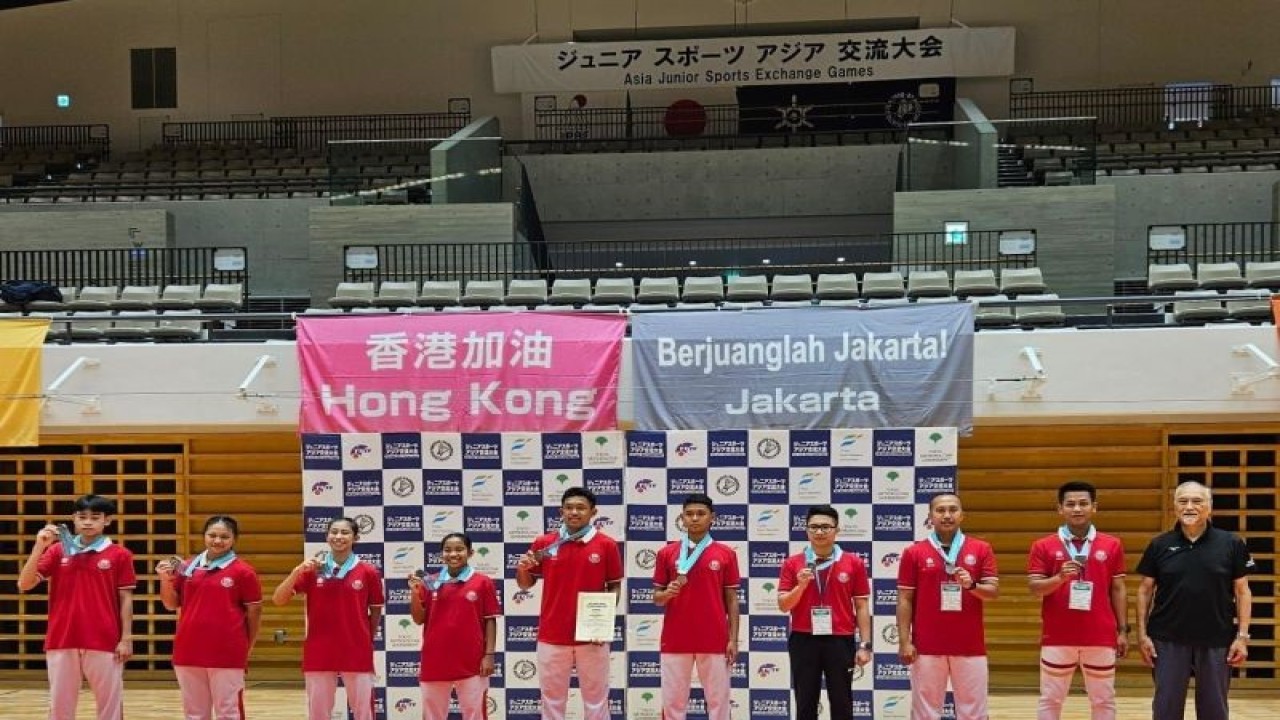 Para atlet Indonesia berpose dengan medali perak yang diraihkan setelah menduduki peringkat kedua di cabang olahraga bulutangkis dan para bulutangkis ajang Asia Junior Sports Exchange 2023 di Komazawa Olympic Park, Tokyo, Jepang, Senin (28/8/2023). (ANTARA/HO/Kemenpora)