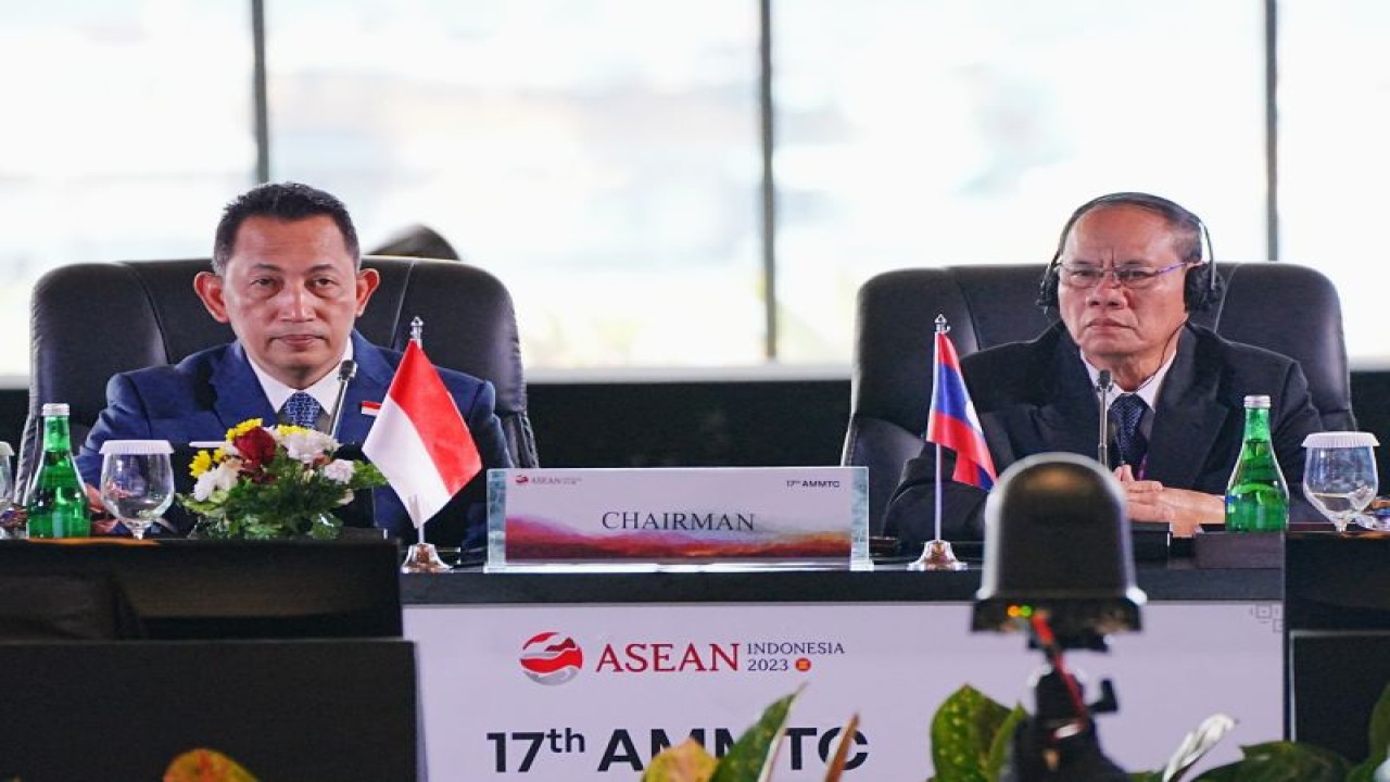 Kapolri Jenderal Polisi Listyo Sigit Prabowo menyerahkan tugas dan tanggung jawab Keketuaan AMMTC ke-18 kepada Wakil Perdana Menteri, Kementerian Keamanan Publik dan Ketua AMMTC Laos, Letnan Jenderal Vilay Lakhamphong di Labuan Bajo, Manggarai Barat, NTT, Selasa (22/8/2023). (ANTARA/HO-SPRI KAPOLRI)
