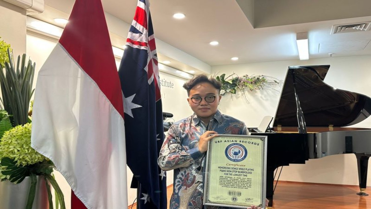 Pianis muda Indonesia, Jefri saat menggenggam piagam penghargaan America Book of Records (ABR) Icon Awards Top Talent of the Year 2023 di Sydney. (ANTARA/HO-KJRI Sydney)
