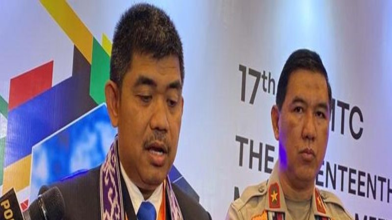 Juru Bicara Densus 88 Antiteror Polri Kombes Pol. Aswin Siregar (kiri) dan Karopenmas Divisi Humas Polri Brigjen Pol. Ahmad Ramadhan saat memberikan keterangan tentang isu terorisme dalam AMMTC ke-17 di Labuan Bajo, Kabupaten Manggarai Barat, NTT, Selasa (22/8/2023). (ANTARA/Fransiska Mariana Nuka)