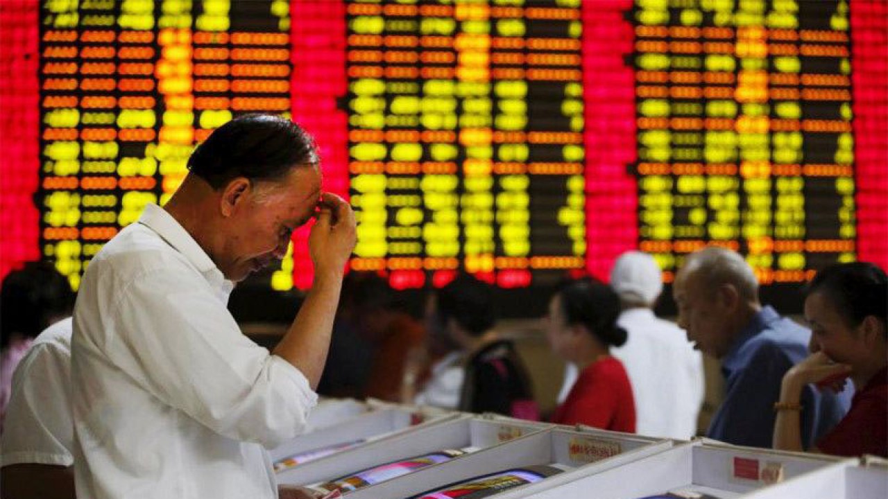 Ilustrasi - Investor melihat layar komputer yang menunjukkan informasi saham di sebuah rumah broker di Shanghai. ANTARA/REUTERS/Aly Song/aa.