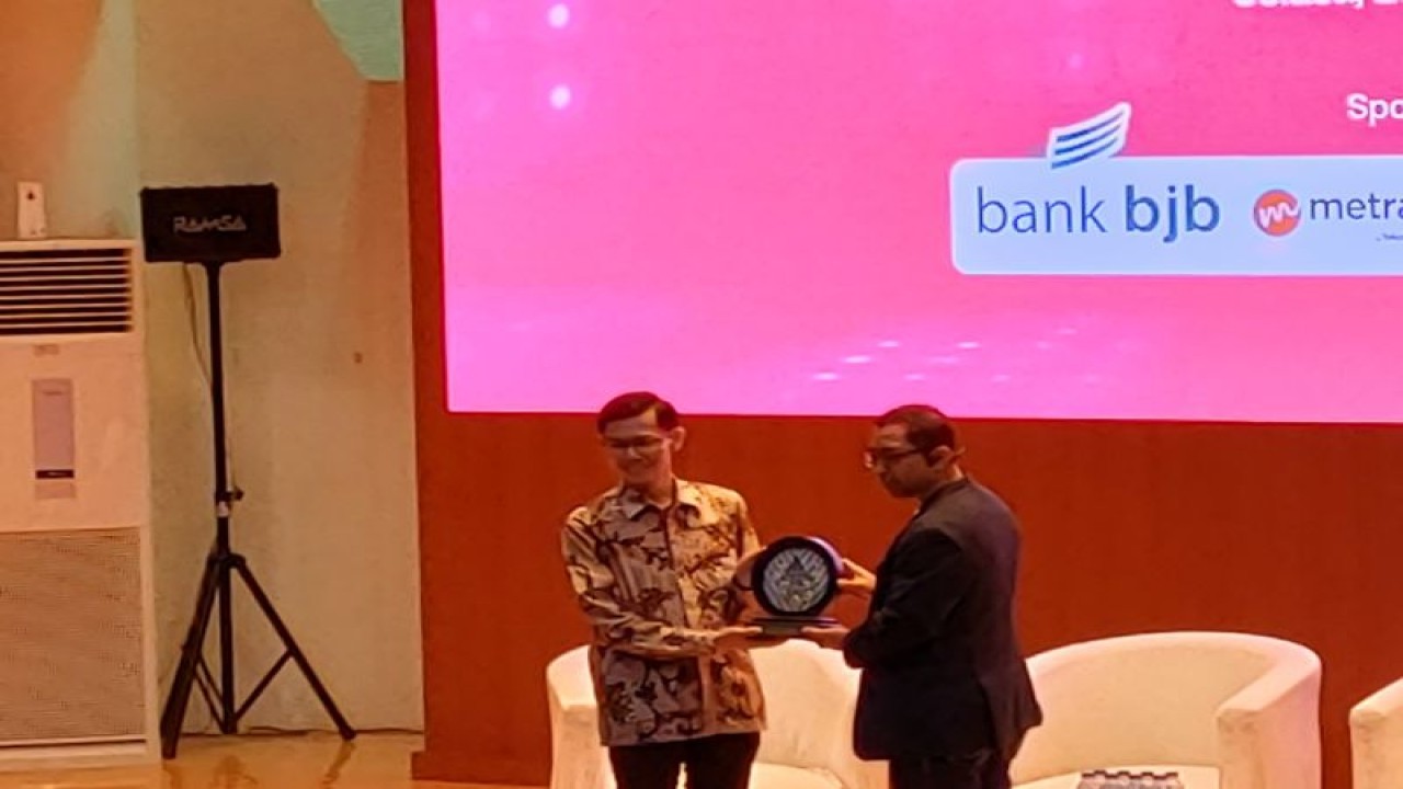 Direktur ID Food Frans Marganda Tambunan (kanan) memberikan cindera mata kepada Direktur Kemahsiswaan IPB University saat memberikan sambutan pada kegiatan Srikandi goes to school di IPB Dramaga, Bogor, Selasa. (ANTARA/Linna Susanti)