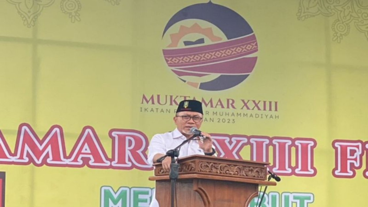 Mendag Zulkifli Hasan saat membuka bazar yang digelar dalam rangka memeriahkan Muktamar IPM di Medan (ANTARA/HO)