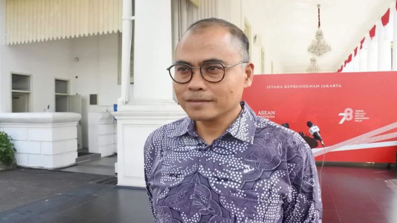 Direktur Pemberitaan LKBN Antara Irfan Junaidi memberikan keterangan setelah pertemuan Presiden Joko Widodo dan para pemimpin redaksi media massa di Kompleks Istana Kepresidenan, Jakarta, Kamis (10/8/2023). (ANTARA/Indra Arief Pribadi)