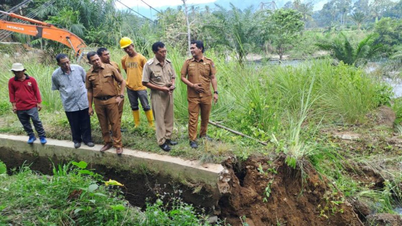 Petugas Dinas Pekerjaan Umum dan Penataan Ruang Kabupaten Mukomuko mengecek irigasi sekunder yang jebol akibat banjir, Senin (7/8/2023) FOTO ANTARA/Ferri.