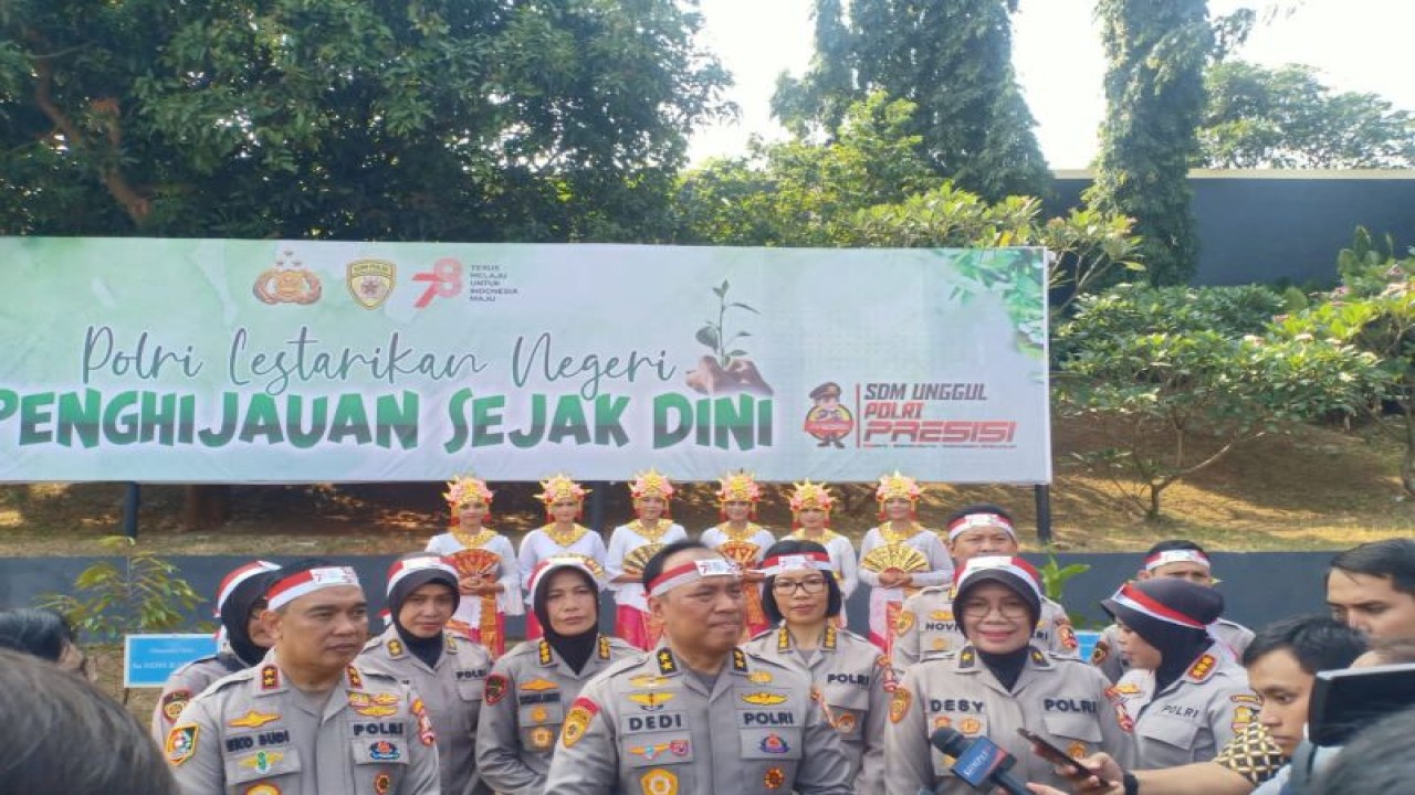 Asisteb Kapolri bidang SDM (As SDM) Irjen Pol. Dedi Prasetyo memberikan keterangan kepada wartawan di sela-sela kegiatan penanaman pohon di Sespolwan Ciputat Raya, Jakarta Selatan, Jumat (18/8/2023). (ANTARA/HO-Divisi Humas Polri)