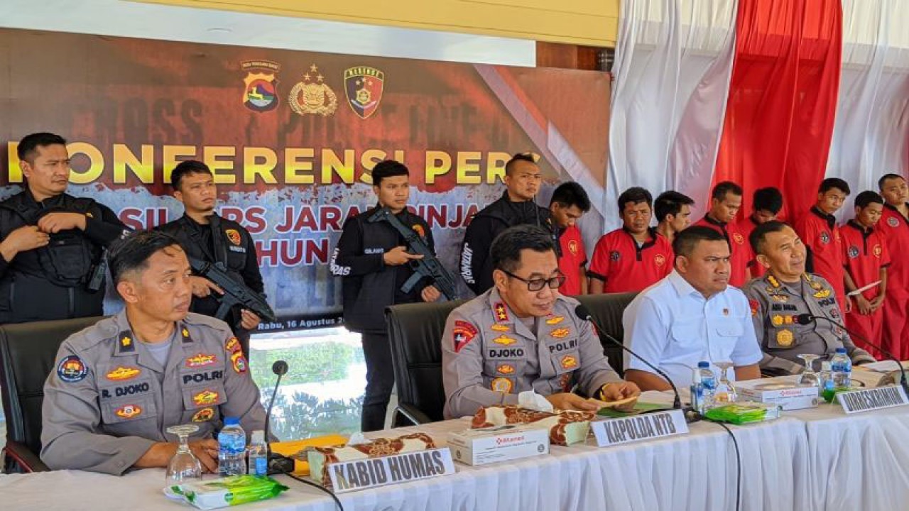 Kapolda NTB Irjen Pol. Djoko Poerwanto didampingi jajaran menunjukkan tersangka dalam konferensi pers hasil giat Operasi Jaran Rinjani 2023 di Mataram, NTB, Rabu (16/8/2023). (ANTARA/Dhimas B.P.)