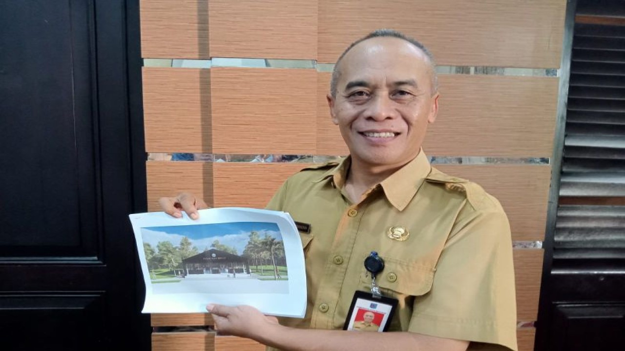 Kepala Dinas Kelautan dan Perikanan (DKP) Kota Mataram H Irwan Harimansyah menunjukkan desain pembangunan Pasar Ikan Bersih (higienis) Mataram. (ANTARA/Nirkomala)