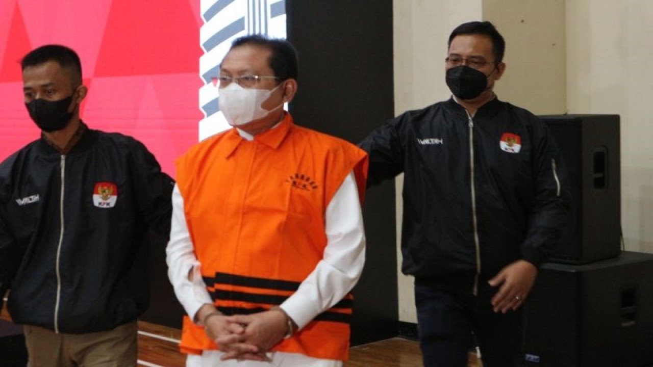 Mantan sekretaris Mahkamah Agung Hasbi Hasan (rompi oranye) sebagai tersangka kasus dugaan suap pengurusan penanganan perkara Mahkamah Agung di Gedung Merah Putih KPK, Rabu (12/7/2023). (ANTARA/Fianda Sjofjan Rassat)