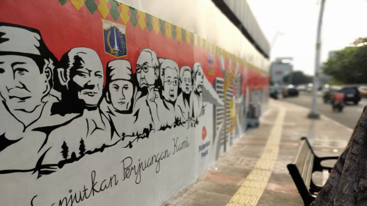 Salah satu mural di Jalan Perjuangan Raya, Kebon Jeruk yang dilombakan dalam rangka HUT ke-78 Kemerdekaan RI, Selasa (15/8/2023). ANTARA/Risky Syukur