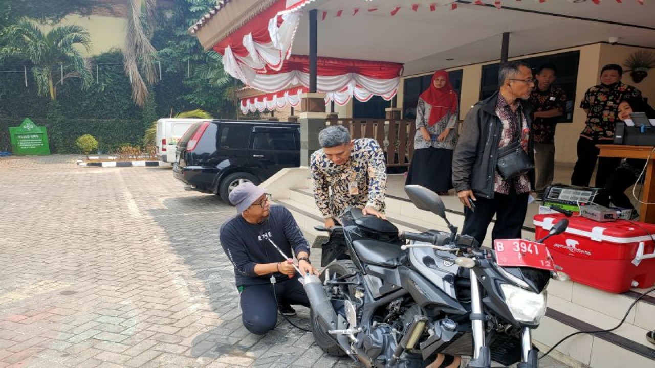 Pemerintah Kota Jakarta Barat lakukan uji emisi pada 166 kendaraan di Kantor Kecamatan Palmerah, Jakarta Barat, Kamis (31/8/2023). ANTARA/Risky Syukur