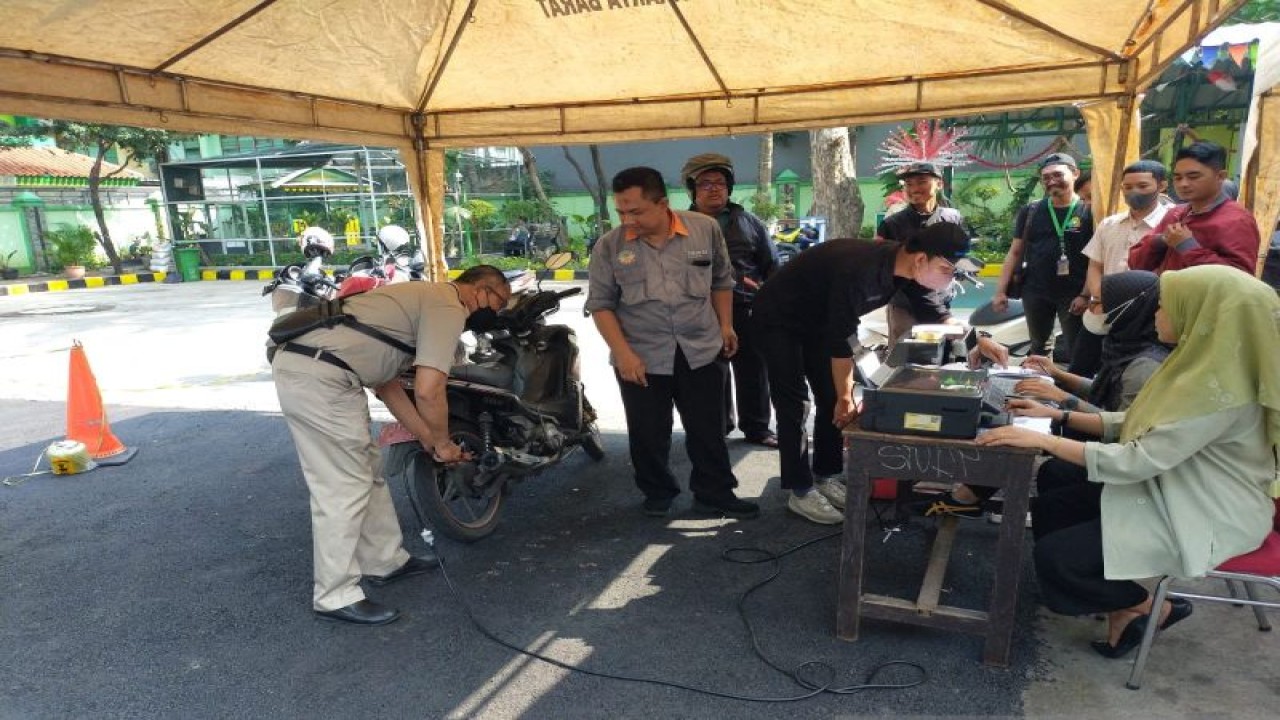 Pemerintah Kota Jakarta Barat melakukan uji emisi ratusan kendaraan dinas operasional (KDO) dan kendaraan Aparatur Sipil Negara (ASN) di Kantor Kecamatan Grogol Petamburan, Jakarta Barat, Selasa (29/8/2023). ANTARA/Risky Syukur