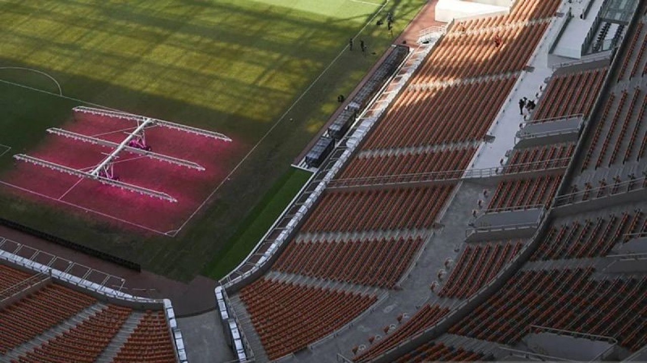 Petugas melakukan perawatan rumput Stadion Jakarta International Stadium (JIS) di Papanggo, Tanjung Priok, Jakarta Utara, Selasa (4/7/2023). ANTARA FOTO/M Risyal Hidayat/rwa/am.