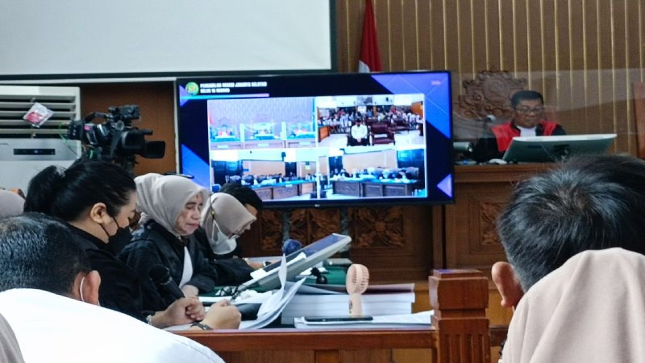 Tim Jaksa Penuntut Umum (JPU) saat membacakan tuntutan terhadap terdakwa Mario Dandy Satriyo (20) di Pengadilan Negeri Jakarta Selatan, Selasa (15/8/2023). ANTARA/Ilham Kausar