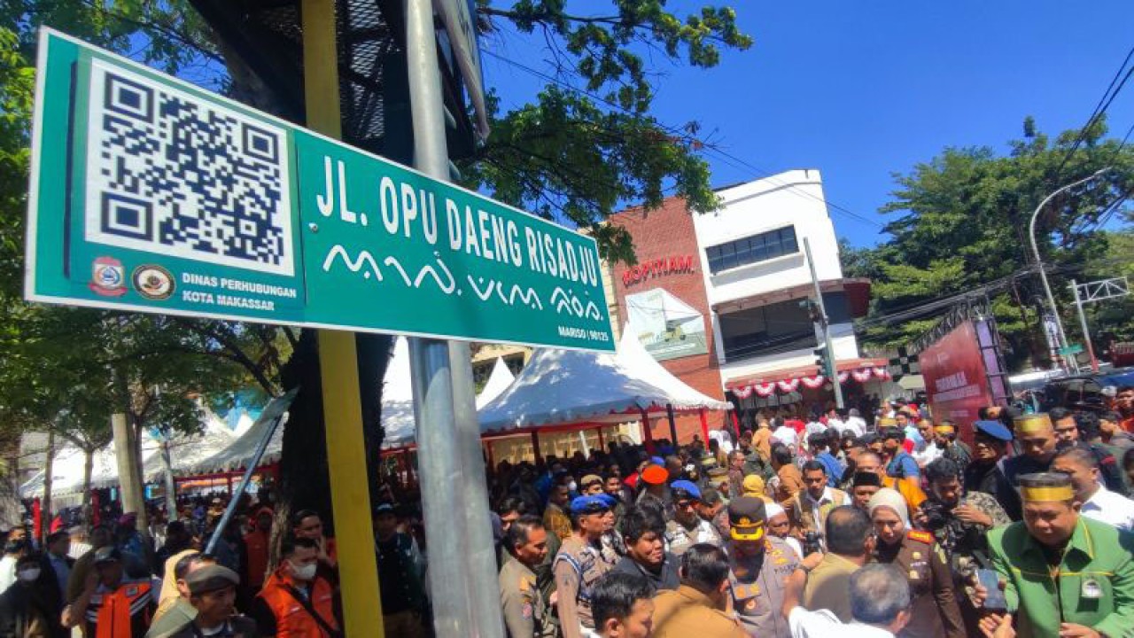 Suasana acara peresmian dan pemasangan plang nama Jalan Opu Daeng Siradju di Kota Makassar, Provinsi Sulawesi Selatan, Selasa (22/8/2023). (ANTARA/Darwin Fatir)