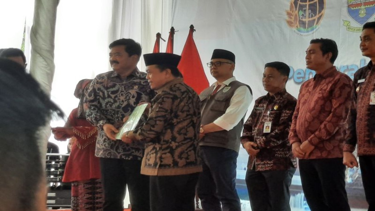 Menteri Agraria dan Tata Ruang/Kepala Badan Pertanahan Nasional (ATR/BPN) Hadi Tjahjanto bersama Gubernur Jambi Al Haris(ANTARA/Nanang Mairiadi)