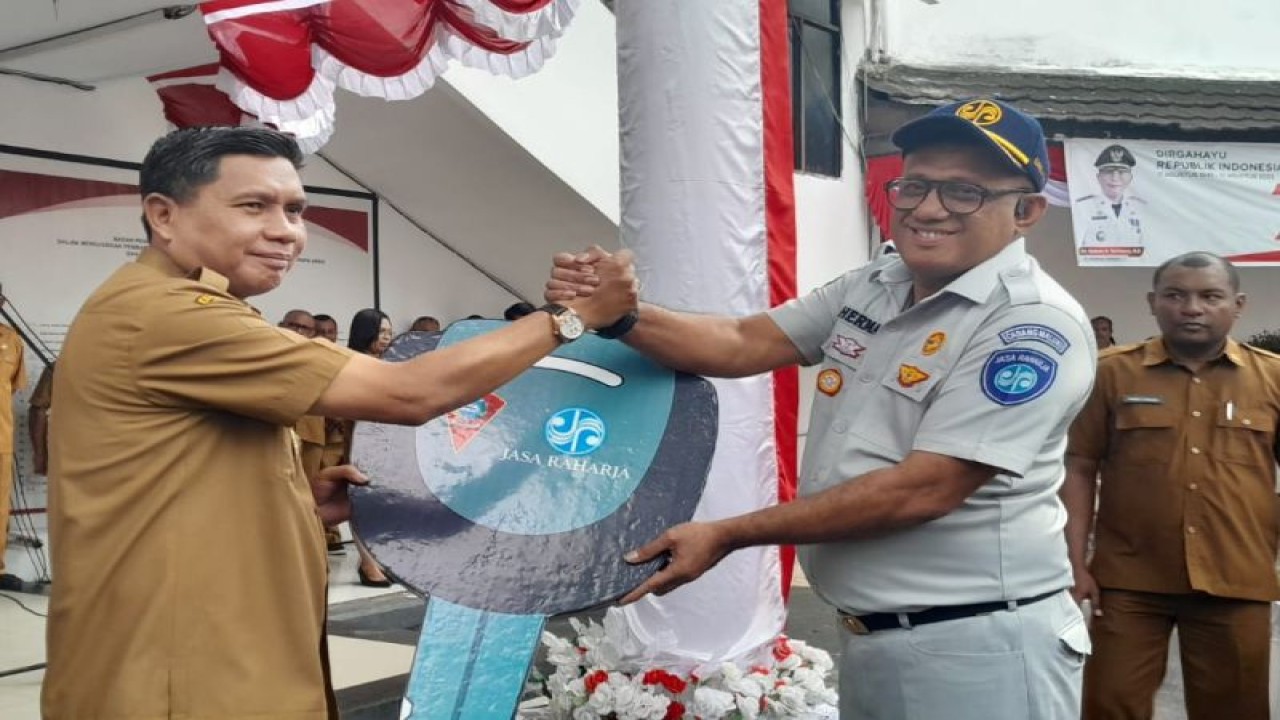 PT Jasa Raharja cabang Maluku menyerahkan bantuan Tanggung Jawab Sosial dan lingkungan (TJSL) berupa armada sampah kepada Pemerintah Kota (Pemkot) Ambon. ANTARA/ Penina F Mayaut.