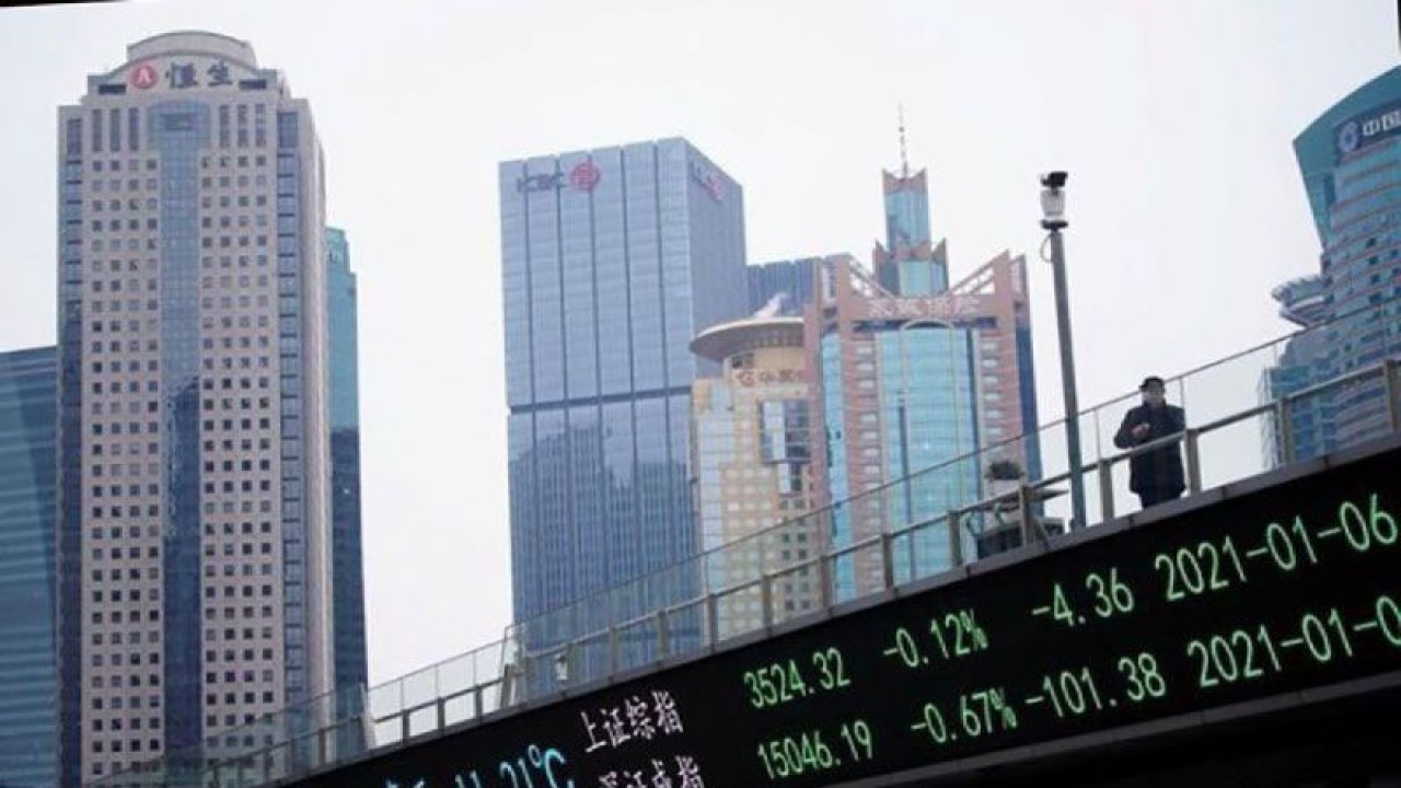 Ilustrasi: Seorang pria berdiri di jembatan penyeberangan dengan papan elektronik yang menunjukkan indeks saham Shanghai dan Shenzhen, di distrik keuangan Lujiazui di Shanghai, China (ANTARA/REUTERS/Aly Song/am)
