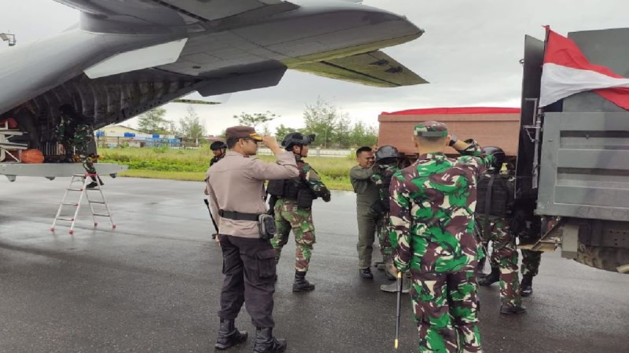 Evakuasi jenazah Pratu Agung korban penembakan KKB di Dekai ke Jakarta melalui Sorong, Selasa (22/8). (ANTARA/HO/Dok Kodim 1715 Yahukimo)