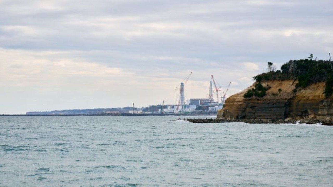 Foto yang menunjukkan Pembangkit Listrik Tenaga Nuklir Fukushima Daiichi dilihat dari Futabacho, Futabagun, Prefektur Fukushima, Jepang, (6/3/2023). (Xinhua/Zhang Xiaoyu)