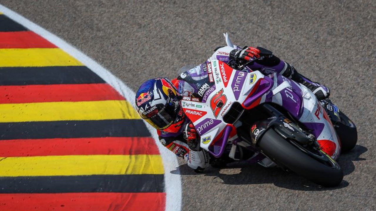 Pembalap Prima Pramac Racing Johann Zarco berkompetisi di MotoGP Jerman di Sirkuit Sachsenring ,Hohenstein-Ernstthal, Chemnitz, Jerman Utara, 18 Juni 2023. (ANTARA/AFP/RONNY HARTMANN)
