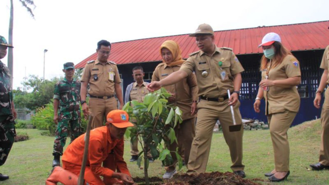 Arsip Foto - Camat Kembangan, Joko Suparno, Sekretaris Kota Jakarta Barat Iin Mutmainah dan Kasudin KPKP Jakarta Barat, Novy Palit saat menanam pohon di halaman sekertaris RW 12, Serengseng, Kembangan, Jakarta Barat, Selasa (10/1/2022). (ANTARA/Walda)