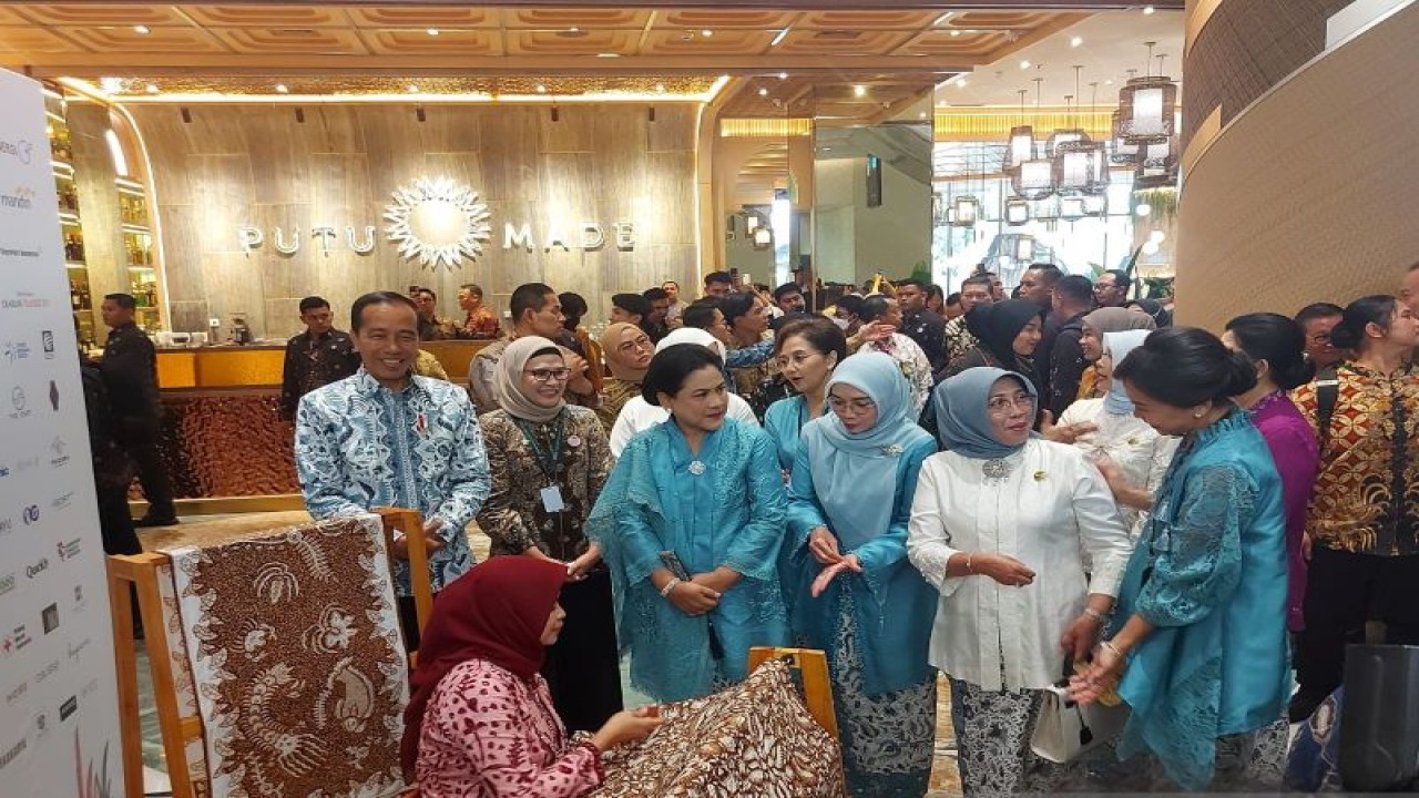 Presiden RI Joko Widodo dan Ibu Negara Iriana meninjau pengrajin batik pada Gelaran Batik Nusantara di Senayan Park, Jakarta, Rabu (2/8/2023). ANTARA/Mentari Dwi Gayati