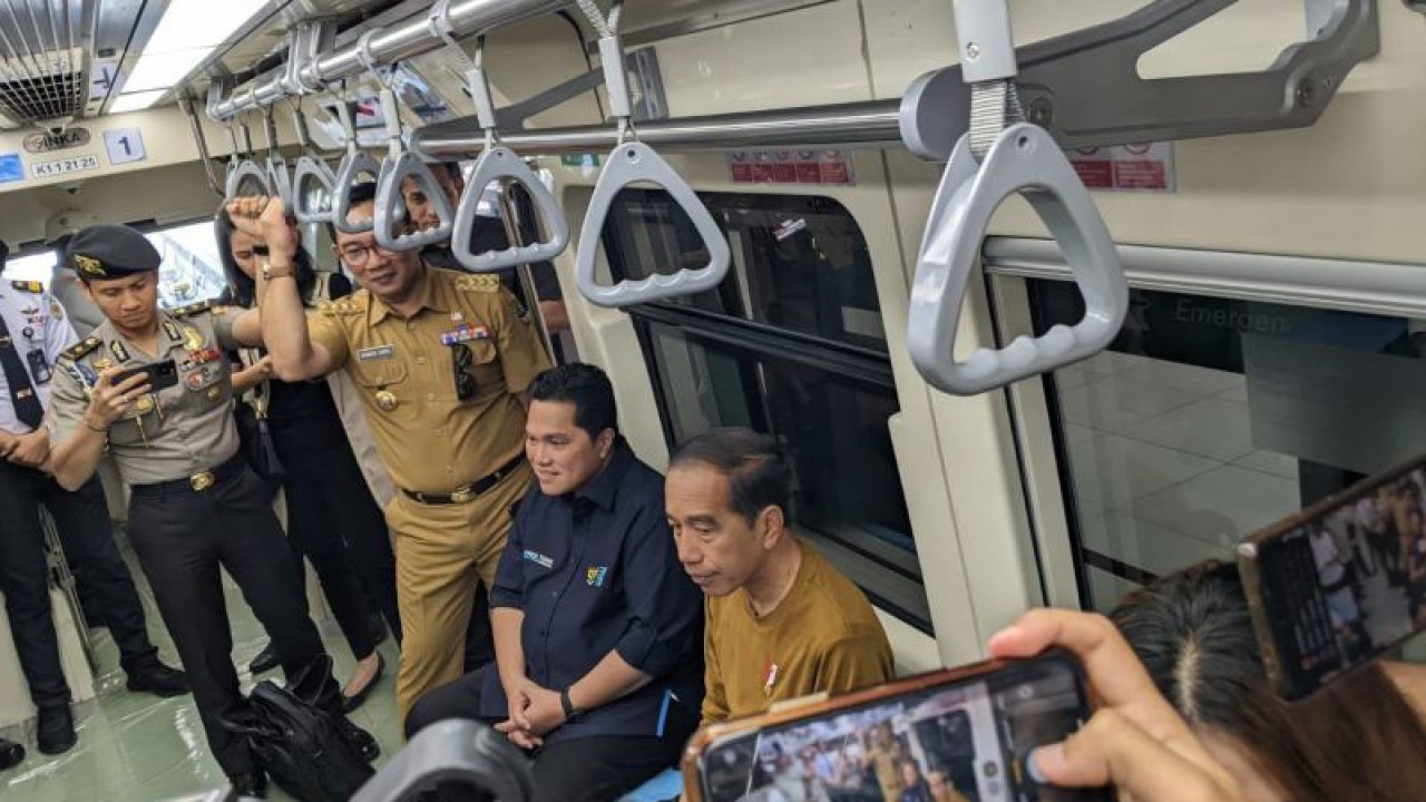 Presiden Joko Widodo (Jokowi) menjajal menaiki kereta ringan atau Light Rail Transit (LRT) Jabodebek dari Stasiun Harjamukti, Cibubur, Depok, Jawa Barat, Kamis (3/8/2023). (ANTARA/Indra Arief Pribadi)