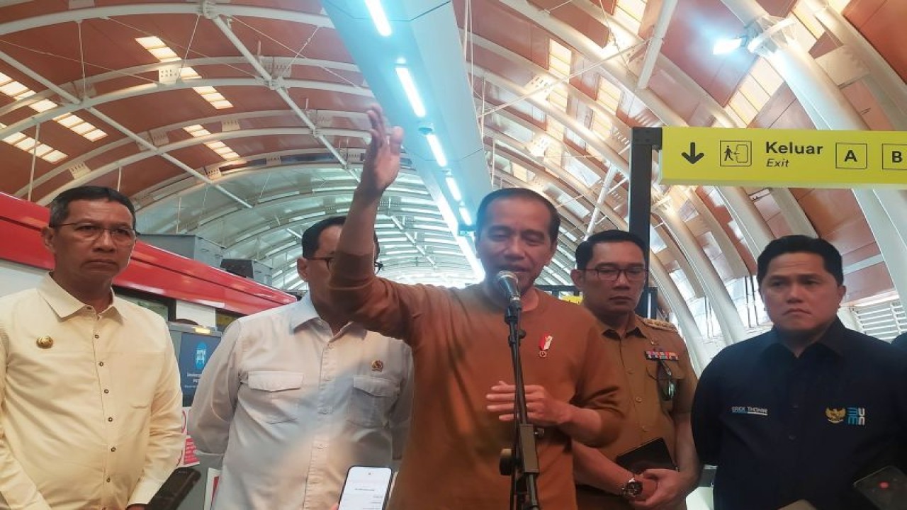 Presiden RI Joko Widodo (Jokowi) memberikan keterangan pers di Stasiun LRT Dukuh Atas, Jakarta, setelah menjajal kereta tanpa masinis tersebut dari Stasiun Harjamukti, Depok, Kamis (3/8/2023). (ANTARA/Indra Arief Pribadi)