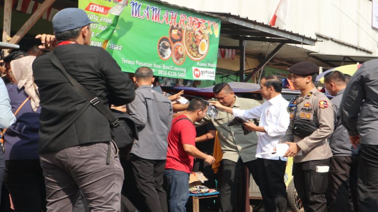 Presiden Joko Widodo mengecek harga barang kebutuhan di Pasar Parungkuda, kabupaten Sukabumi, Jawa Barat pada Jumat (4/8/2023). (ANTARA/Desca Lidya Natalia)