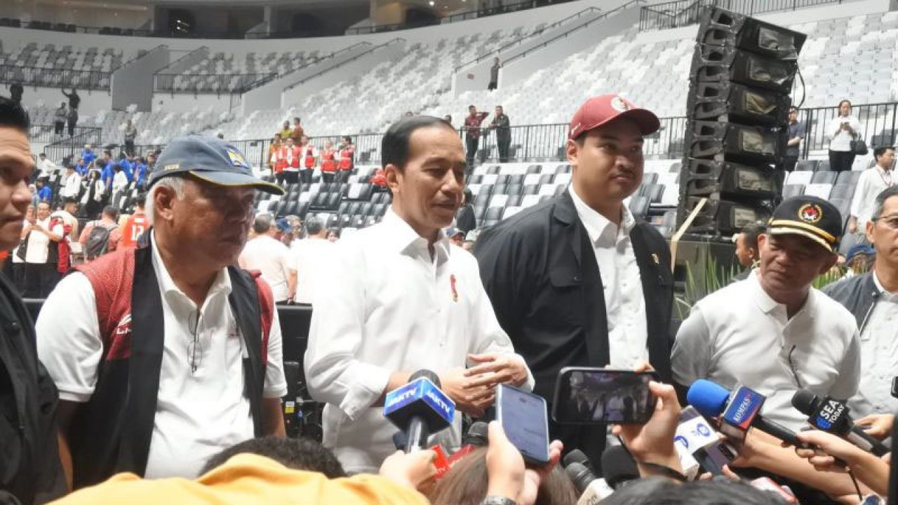 Presiden Joko Widodo memberikan keterangan kepada wartawan usai meresmikan Indonesia Arena di Gelora Bung Karno, Jakarta, Senin (7/8/2023). ANTARA/Rangga Pandu Asmara Jingga.