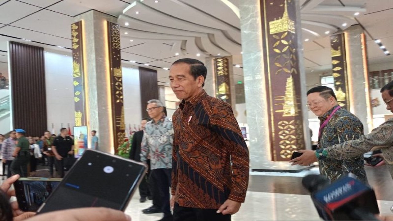 Presiden RI Joko Widodo (Jokowi) bersiap memberikan keterangan setelah menghadiri Peringatan HUT Ke-56 ASEAN di Jakarta, Selasa (8/8/2023). ANTARA/Rangga Pandu Asmara Jingga