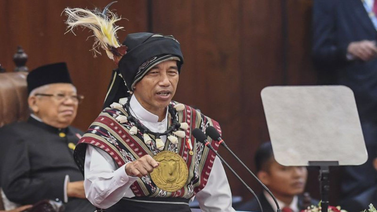 Presiden Joko Widodo menyampaikan pidato kenegaraan pada Sidang Tahunan MPR dan Sidang Bersama DPR - DPD Tahun 2023 di Gedung Nusantara, Kompleks Parlemen, Senayan, Jakarta, Rabu (16/8/2023). ANTARA FOTO/Galih Pradipta (ANTARA FOTO/GALIH PRADIPTA)