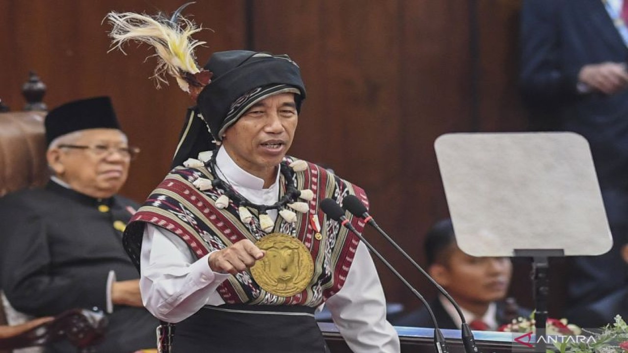Presiden Joko Widodo menyampaikan pidato kenegaraan pada Sidang Tahunan MPR dan Sidang Bersama DPR - DPD Tahun 2023 di Gedung Nusantara, Kompleks Parlemen, Senayan, Jakarta, Rabu (16/8/2023). ANTARA FOTO/Galih Pradipta (ANTARA FOTO/GALIH PRADIPTA)