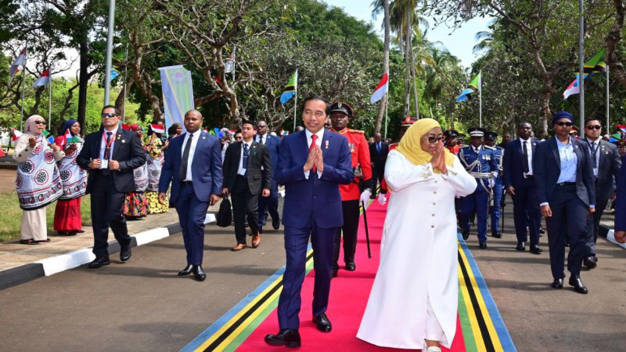 Presiden RI Joko Widodo didampingi Presiden Tanzania Samia Suluhu Hassan mengikuti upacara penyambutan kenegaraan saat tiba di Dar Es Salaam, Republik Persatuan Tanzania, Selasa (22/8/2023). ANTARA/HO-Biro Pers Sekretariat Presiden