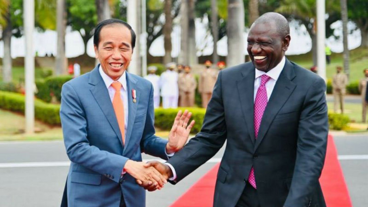 Presiden RI Joko Widodo dan Presiden Kenya William Ruto tertawa bersama saat melepas keberangkatan di Bandar Udara Internasional Jomo Kenyatta Nairobi, Senin (23/8/2023). (ANTARA/HO-Biro Pers Sekretariat Presiden) (ANTARA/HO-Biro Pers Sekretariat)