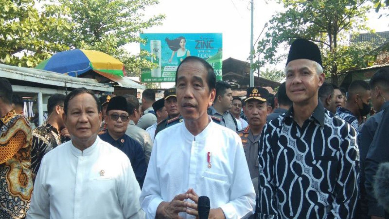 Presiden Joko Widodo (JokowI) didamping Menhan Prabowo Subianto dan Gubernur Jateng Ganjar Pranowo, usai mengecek harga komoditas dan menyalurkan paket sembako kepada para pedagang Pasar Grogolan, Kota Pekalongan, Jateng, Selasa (29/8/2023). ANTARA/Kutnadi