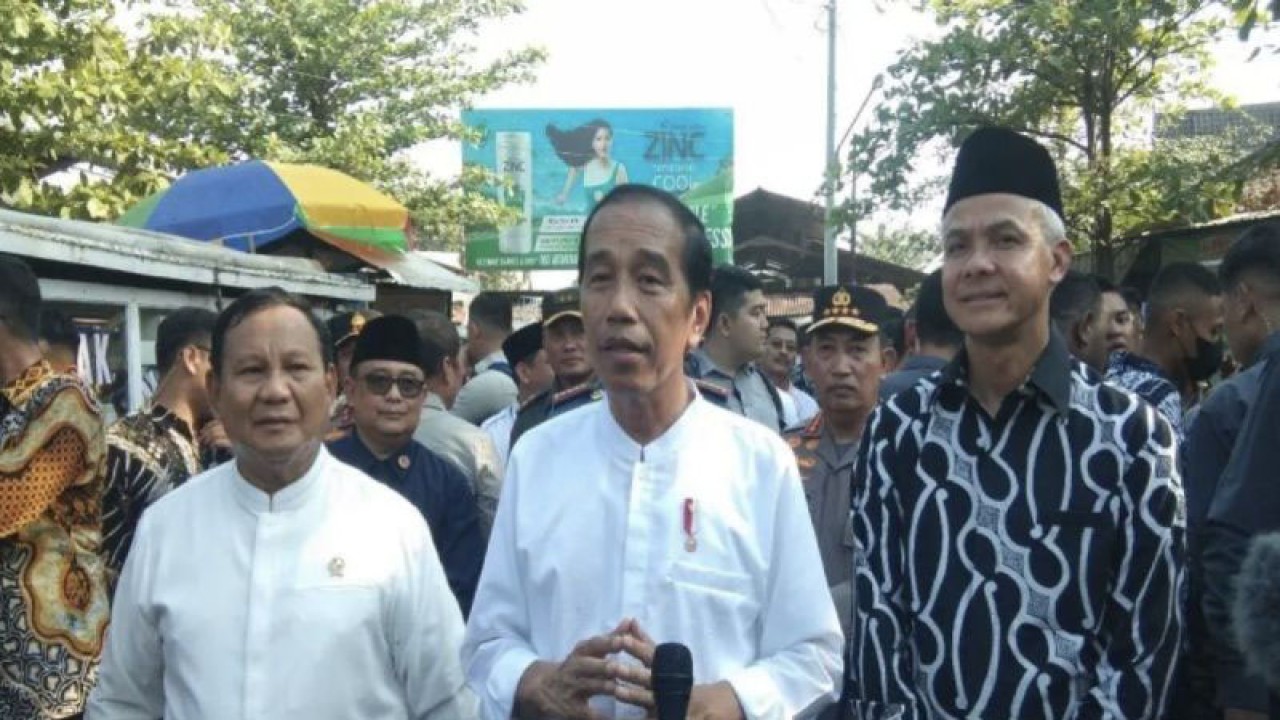 Presiden Joko Widodo didamping Menhan Prabowo Subiyanto dan Gubernur Jateng Ganjar Pranowo, usai mengecek harga komoditas dan menyalurkan paket sembako pada para pedagang pasar Grogolan, Kota Pekalongan, Selasa (29/8/2023). (ANTARA/Kutnadi).