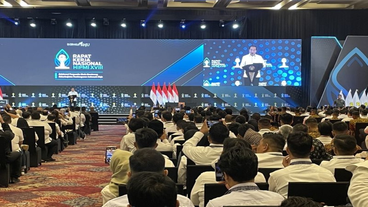 Presiden Joko Widodo menyampaikan sambutan dalam pembukaan Rapat Kerja Nasional XVIII Himpunan Pengusaha Muda Indonesia (HIPMI) 2023 di ICE BSD, Tangerang, Banten, pada Kamis (31/8/2023). (ANTARA/Yashinta Difa)