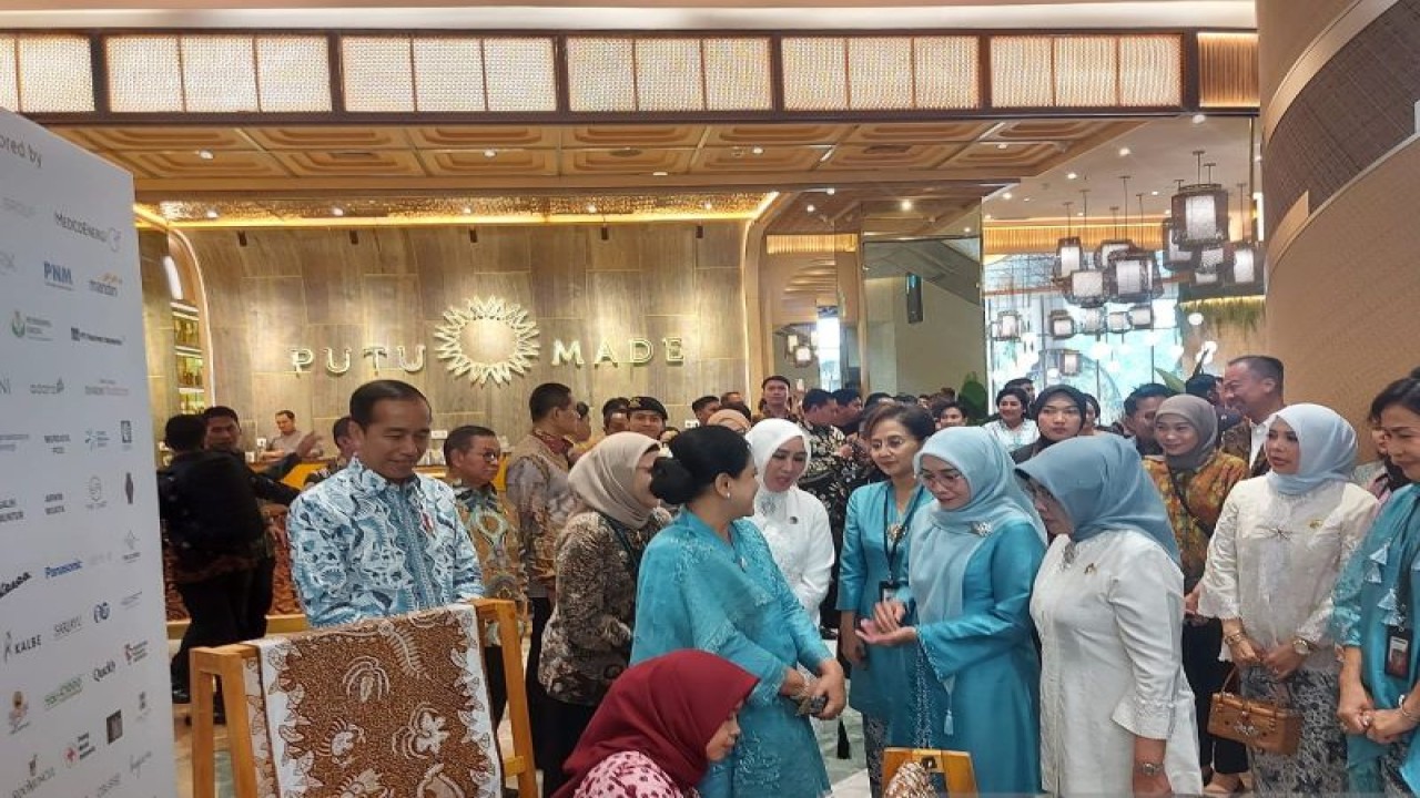 Presiden RI Joko Widodo dan Ibu Negara Iriana meninjau pengrajin batik pada Gelaran Batik Nusantara di Senayan Park, Jakarta, Rabu (2/8/2023). ANTARA/Mentari Dwi Gayati