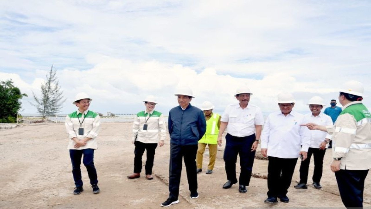 Ilustrasi - Presiden RI Joko Widodo (jaket hitam) bersama sejumlah menterinya berjalan di area pembangunan Kawasan Industri Hijau Indonesia (KIHI) Tanah Kuning, Kecamatan Tanjung Palas Timur, Kabupaten Bulungan, Kalimantan Utara pada 28 Februari 2023. (ANTARA/HO-Biro Setpres)