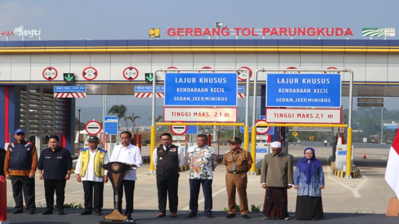 Presiden Joko Widodo meresmikan Jalan Tol Bogor-Ciawi-Sukabumi (Bocimi) Seksi II Cigombong - Cibadak sepanjang 11,90 kilometer di gerbang tol Parungkuda, Sukabumi, Jawa Barat pada Jumat (4/8/2023). (ANTARA/Desca Lidya Natalia)