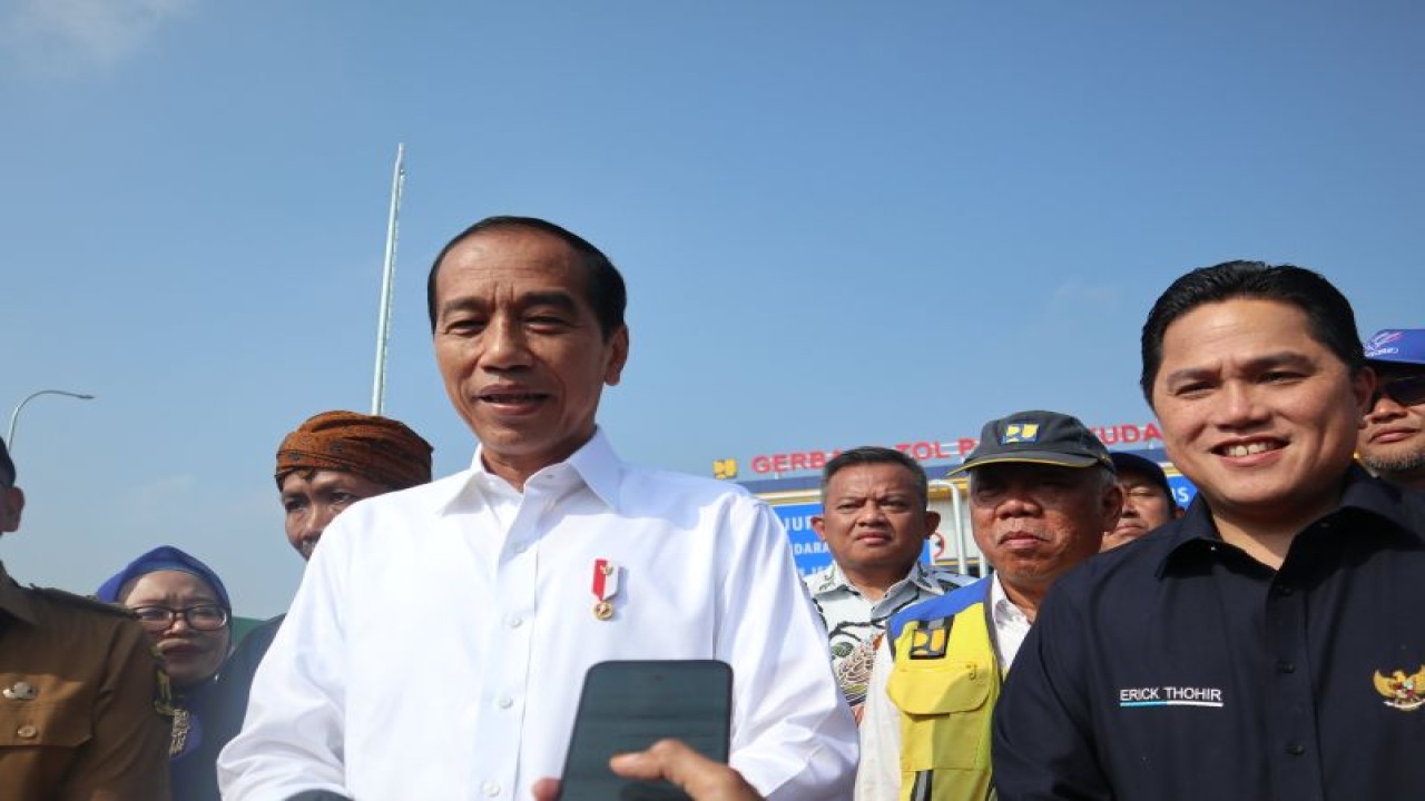 Presiden Joko Widodo berbicara kepada wartawan seusai meresmikan Jalan Tol Bogor-Ciawi-Sukabumi (Bocimi) Seksi II Cigombong - Cibadak sepanjang 11,90 kilometer di gerbang tol Parungkuda, Sukabumi, Jawa Barat pada Jumat (4/8/2023). (ANTARA/Desca Lidya Natalia)