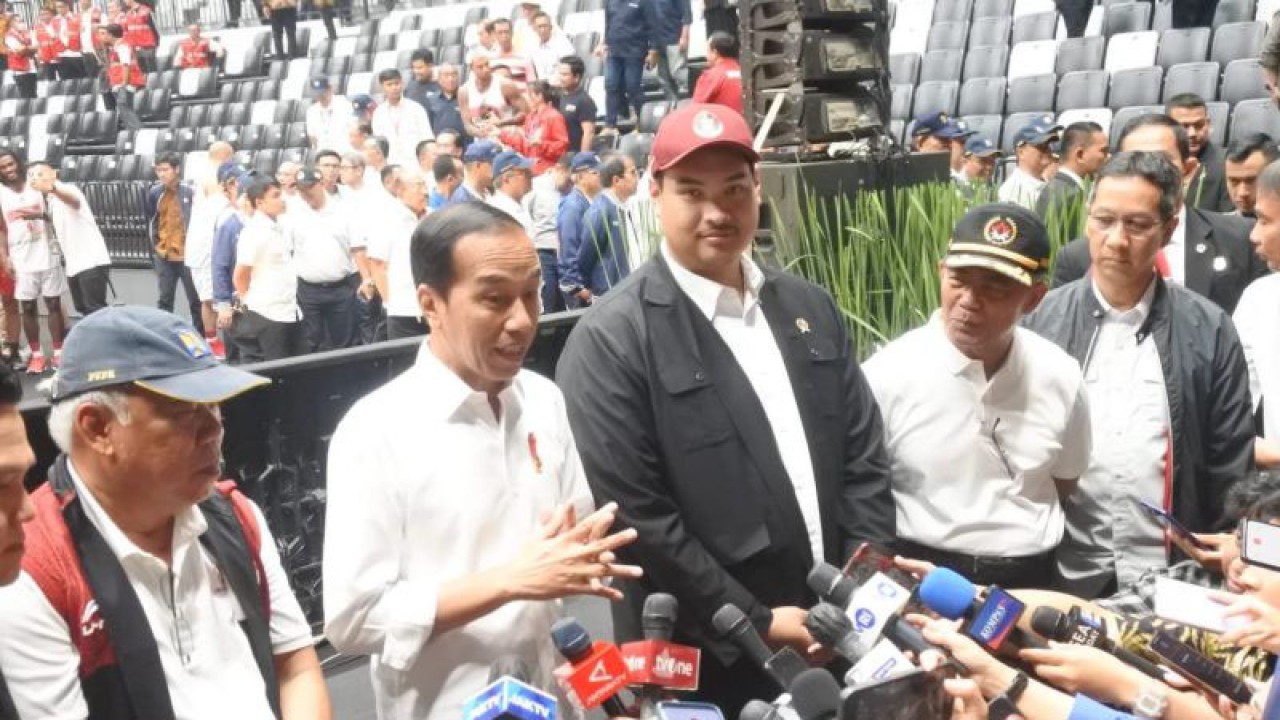 Presiden Jokowi saat memberikan keterangan usai meresmikan Indonesia Arena di Gelora Bung Karno, Senayan, Jakarta, Senin (7/8/2023). (ANTARA/Indra Arief Pribadi)