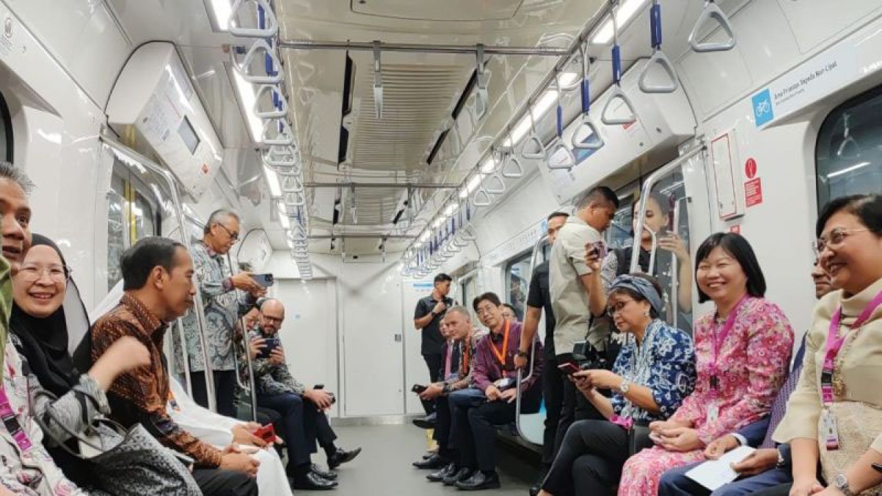 Presiden Joko Widodo mengajak para duta besar negara ASEAN dan sejumlah negara mitra menggunakan MRT dari Stasiun Bundaran HI menuju Stasiun ASEAN, Jakarta, Selasa (8/8/2023). ANTARA/Dokumentasi Pribadi