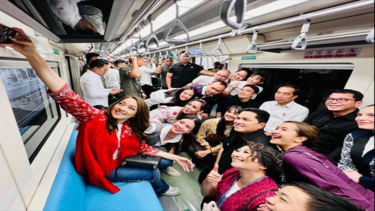 Presiden RI Joko Widodo bersama Menteri BUMN Erick Thohir berswafoto bersama sejumlah selebriti Tanah Air ketika melakukan uji coba LRT di Jakarta, Kamis (10/8/2023). ANTARA/HO-KAI