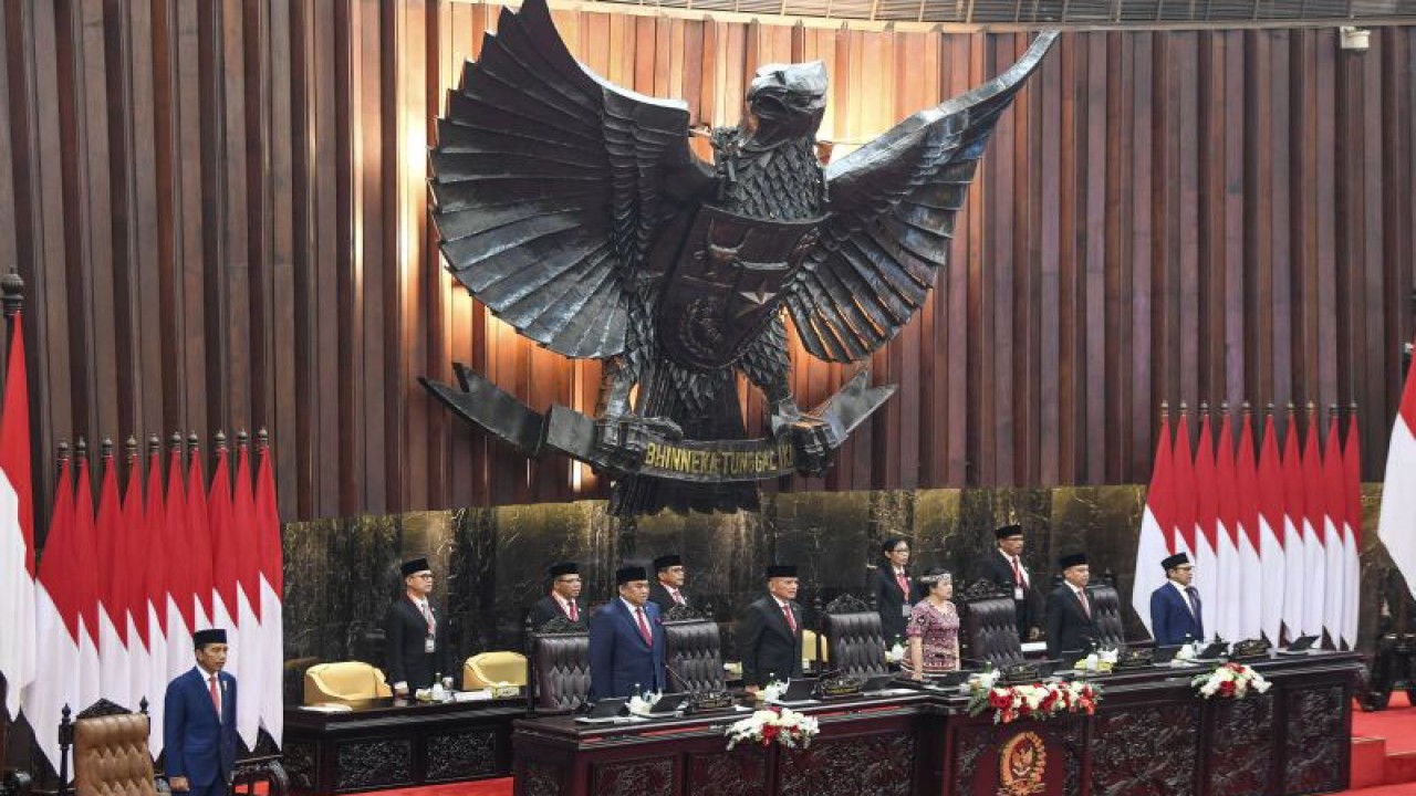 Presiden Joko Widodo (kiri) menghadiri pidato pengantar RUU tentang APBN tahun anggaran 2024 beserta nota keuangannya pada rapat Paripurna DPR pembukaan masa persidangan I DPR tahun sidang 2023-2024 di Gedung Nusantara, Kompleks Parlemen, Senayan, Jakarta, Selasa (16/8/2023). ANTARA FOTO/Galih Pradipta (ANTARA FOTO/GALIH PRADIPTA)