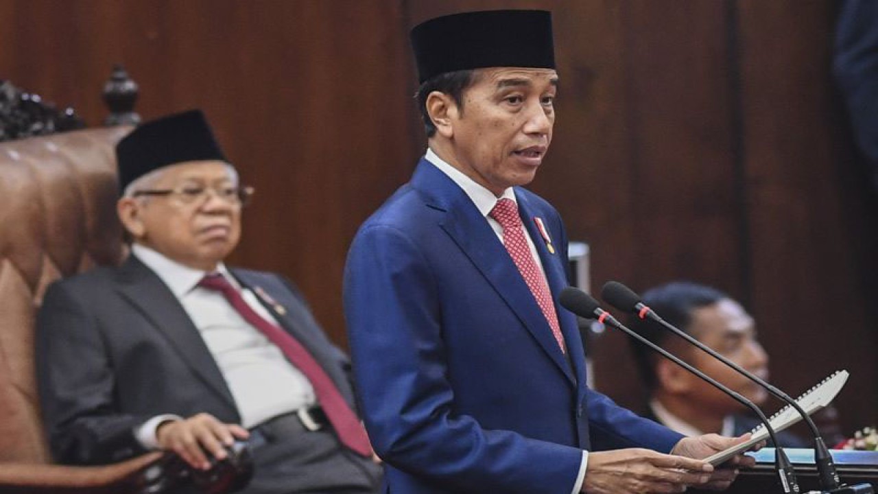 Presiden Joko Widodo menyampaikan pidato pengantar RUU tentang APBN tahun anggaran 2024 beserta nota keuangannya pada rapat Paripurna DPR pembukaan masa persidangan I DPR tahun sidang 2023-2024 di Gedung Nusantara, Kompleks Parlemen, Senayan, Jakarta, Rabu (16/8/2023). ANTARA FOTO/Galih Pradipta