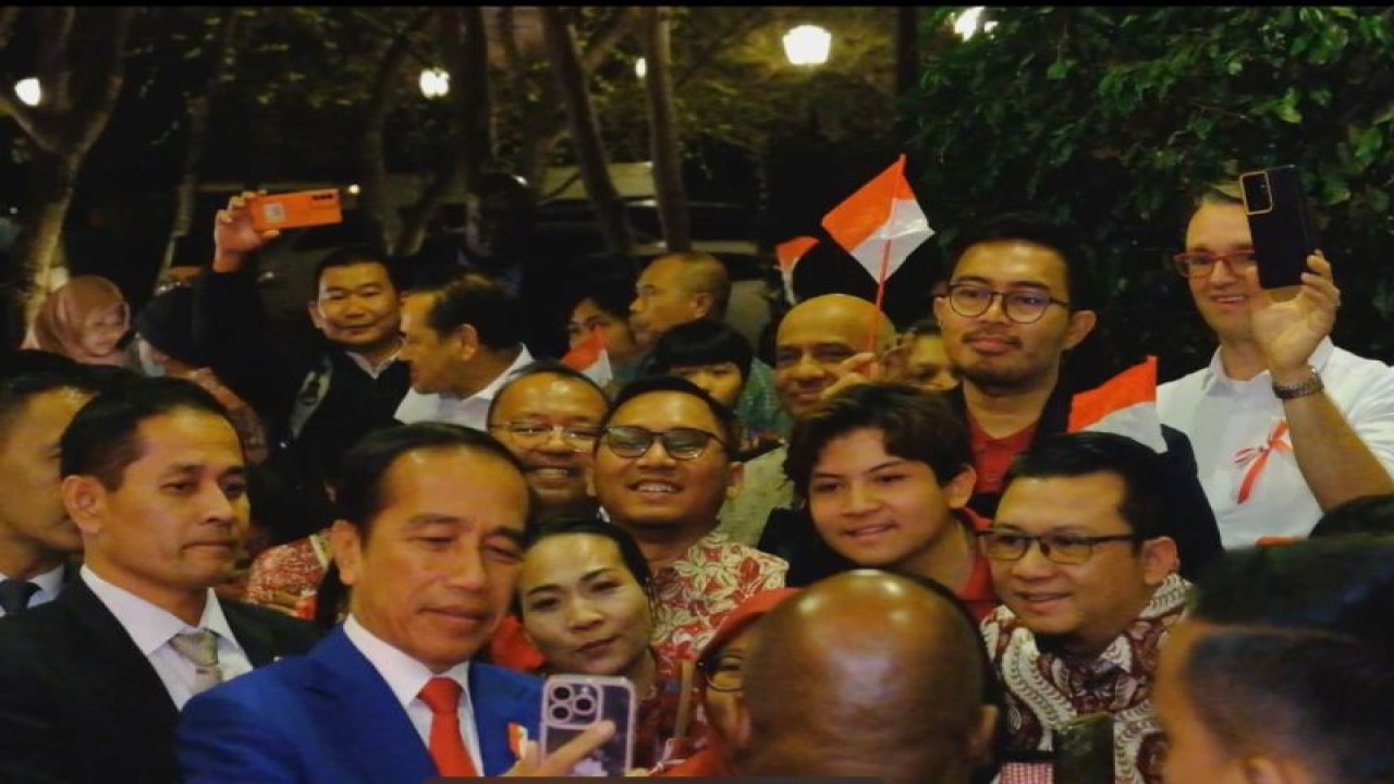 Presiden Joko Widodo berswafoto bersama puluhan WNI yang menyambut kedatangannya di Johannesburg, Afrika Selatan pada Rabu (23/8/2023). ANTARA/HO-KBRI Pretoria